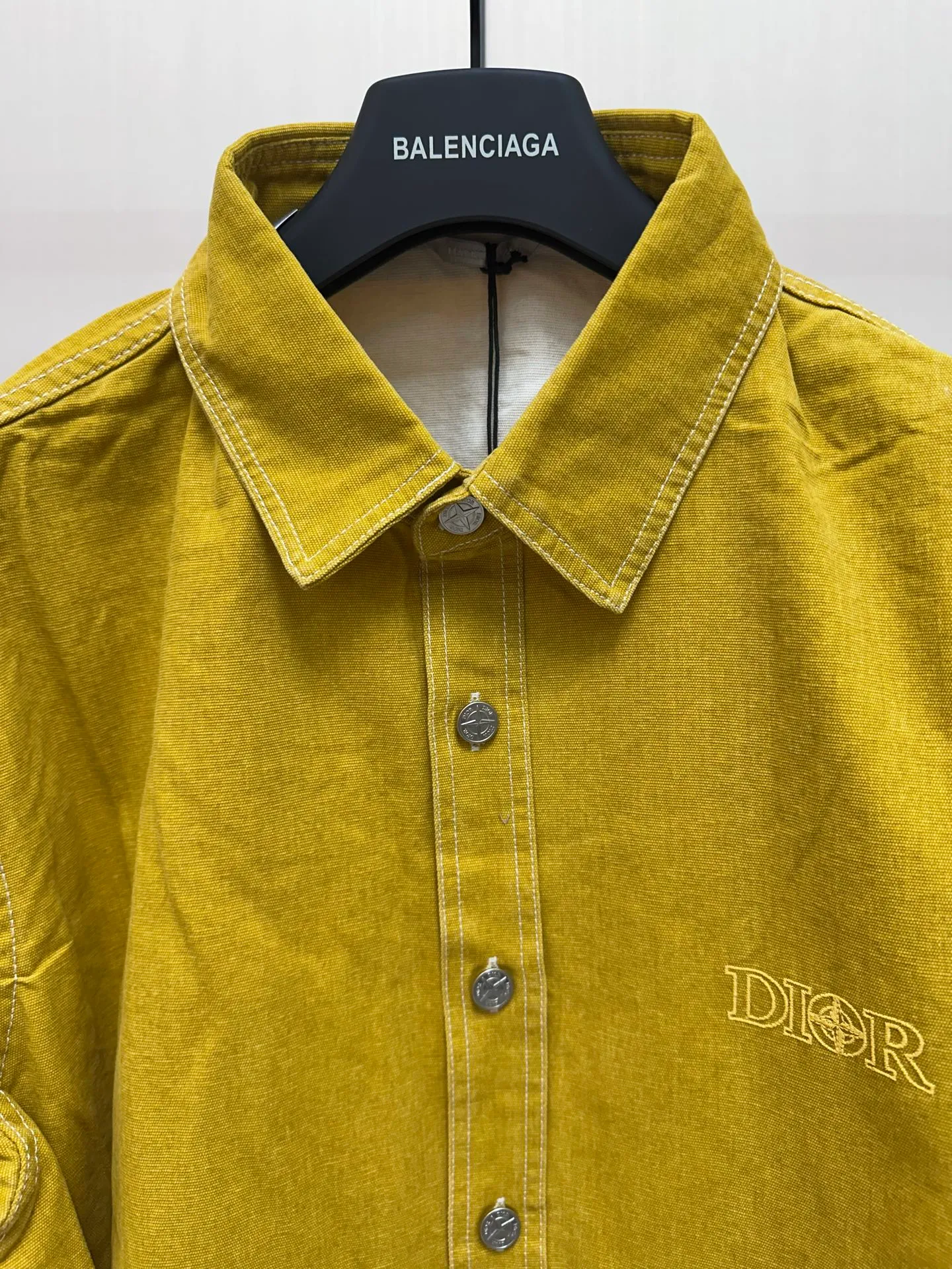 P440 Dior Stone Island joint embroidered denim shirt 24ss new model comes from the AND STONE ISLAND limited series, showing the logo of the joint series. Crafted from yellow cotton, it features the AND STONE ISLAND logo on the chest, highlighting Stone Island's classic star logo with the letter O in the logo. Wear it with or over for a sophisticated and trendy look. Same size for men and women: S/M/L/XL